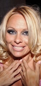 Pamela Anderson rifatta e irriconoscibile