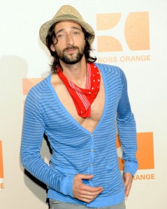 Adrien Brody osa con un sexy cardigan