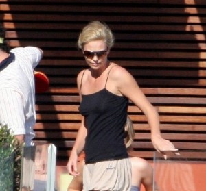 Bagno di sole per Charlize Theron