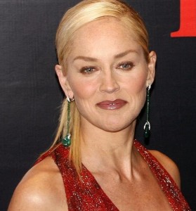 Sharon Stone: tette al vento a 50 anni