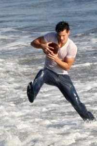 Taylor Lautner bagnato…