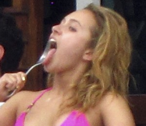 Hayden Panettiere mangia di gusto!