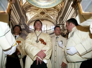 Antonio Banderas in tonaca