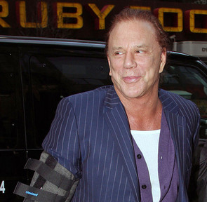 Mickey Rourke e il braccio rotto