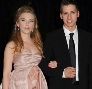 Scarlett: lui chi è?