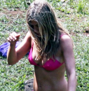 Bikini rosa per Jennifer Aniston