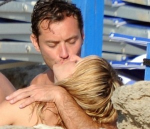 Jude Law e Sienna Miller: che baci!