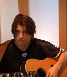 Ashton Kutcher duetta con la figliastra