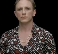 Daniel Craig si veste da donna