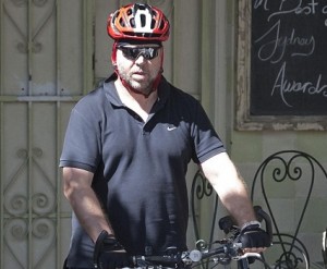 Russell porta la sua pancia in bici