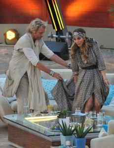 Jennifer Lopez tradita dalla scollatura