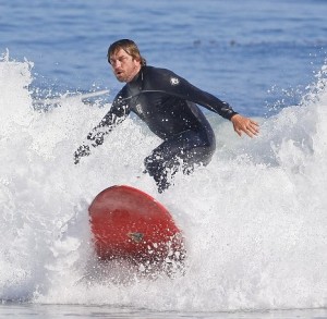 Gerard Butler rapito dal surf