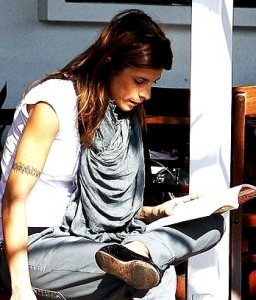 La Canalis legge un libro