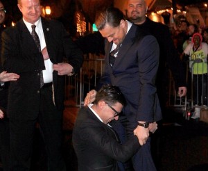 LeonardoDiCaprio inseguito e palpeggiato sul red carpet