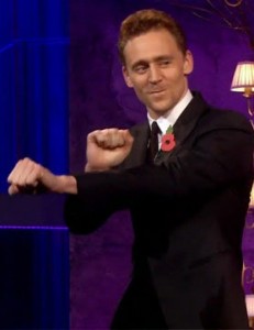 Tom Hiddleston è un ballerino strepitoso