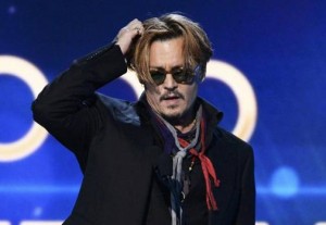 Johnny Depp ubriaco perso sul palco degli Hollywood Film Awards