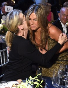 Jennifer Aniston piange sulla spalla di Meryl Streep durante i SAG Awards