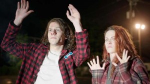American Ultra: Jesse Eisenberg e Kristen Stewart nel trailer vietato ai minori