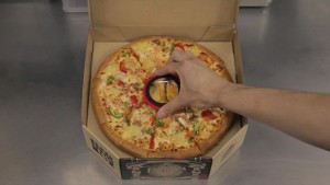 Il cartone della pizza che si trasforma in proiettore