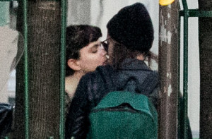 Kristen Stewart e il bacio tra i vicoli di Parigi