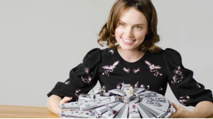 Daisy Ridley costruisce un Millennium Falcon della Lego durante un’intervista