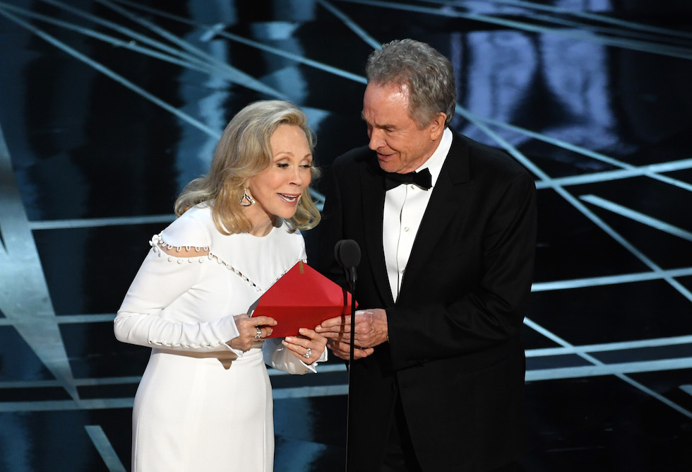 Faye Dunaway e Warren Beatty annunciano per sbaglio che il miglior film è stato vinto da La La Land anziché Moonlight (Kevin Winter/Getty Images)